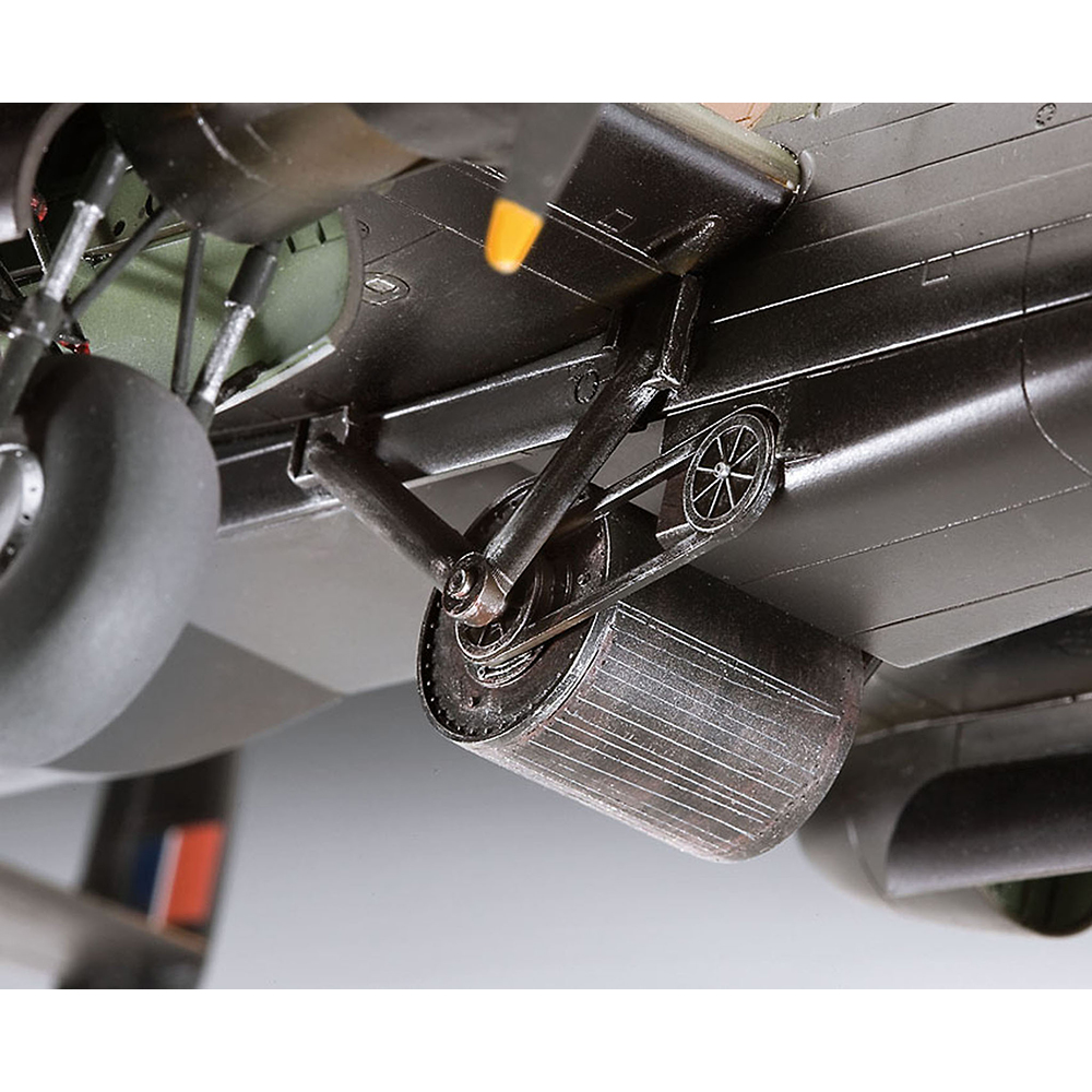 Сборная модель Revell Бомбардировщик Lancaster Dam Buster 1:72 04295 - фото 6