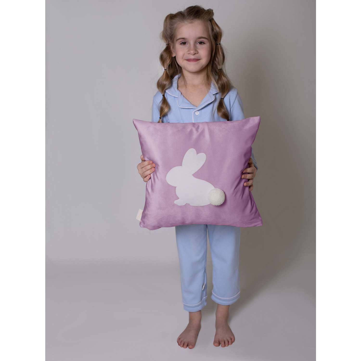Подушка декоративная детская Мишель Зайка с пушистым хвостом сиреневый цвет правая - фото 3