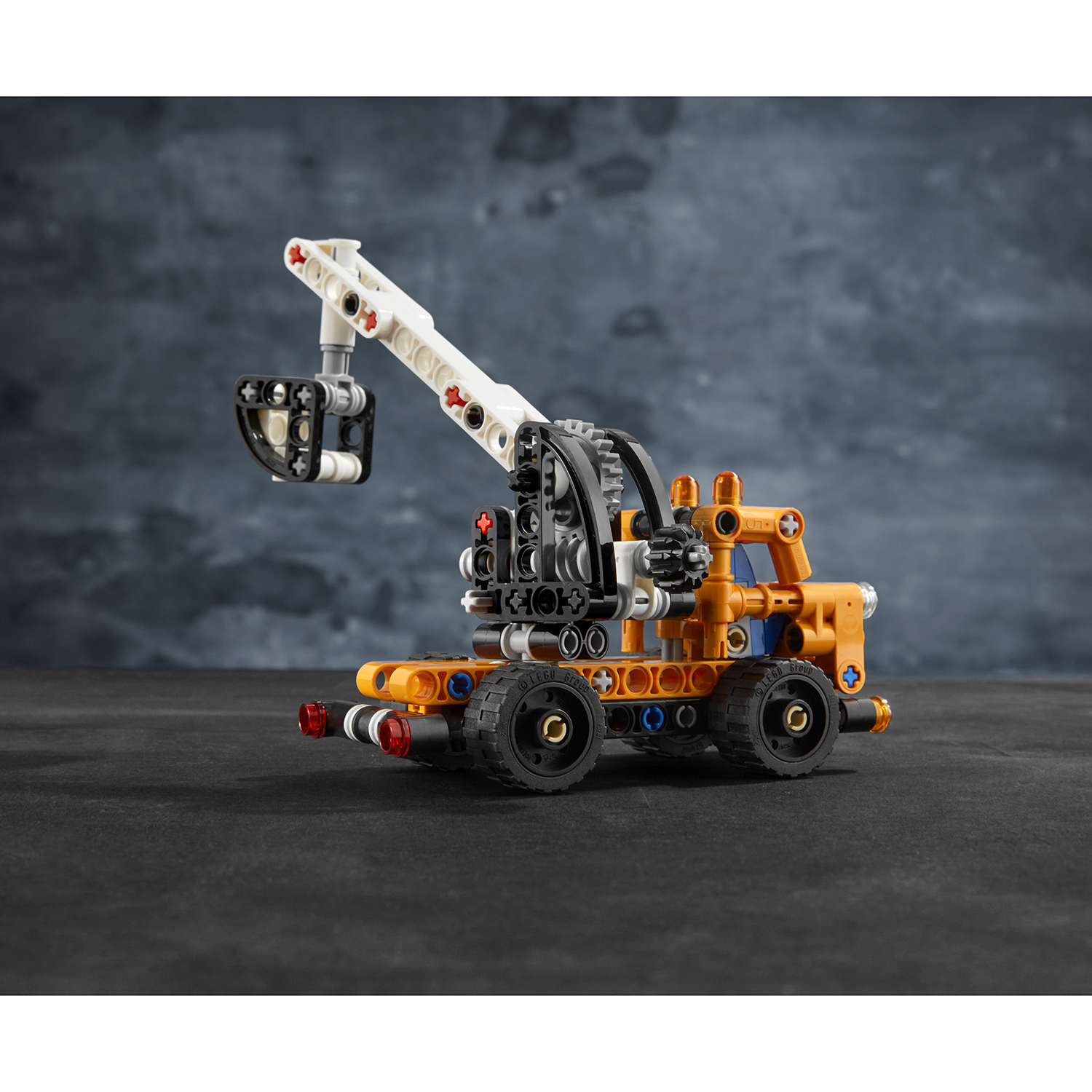 Конструктор LEGO Technic Ремонтный автокран 42088 - фото 11