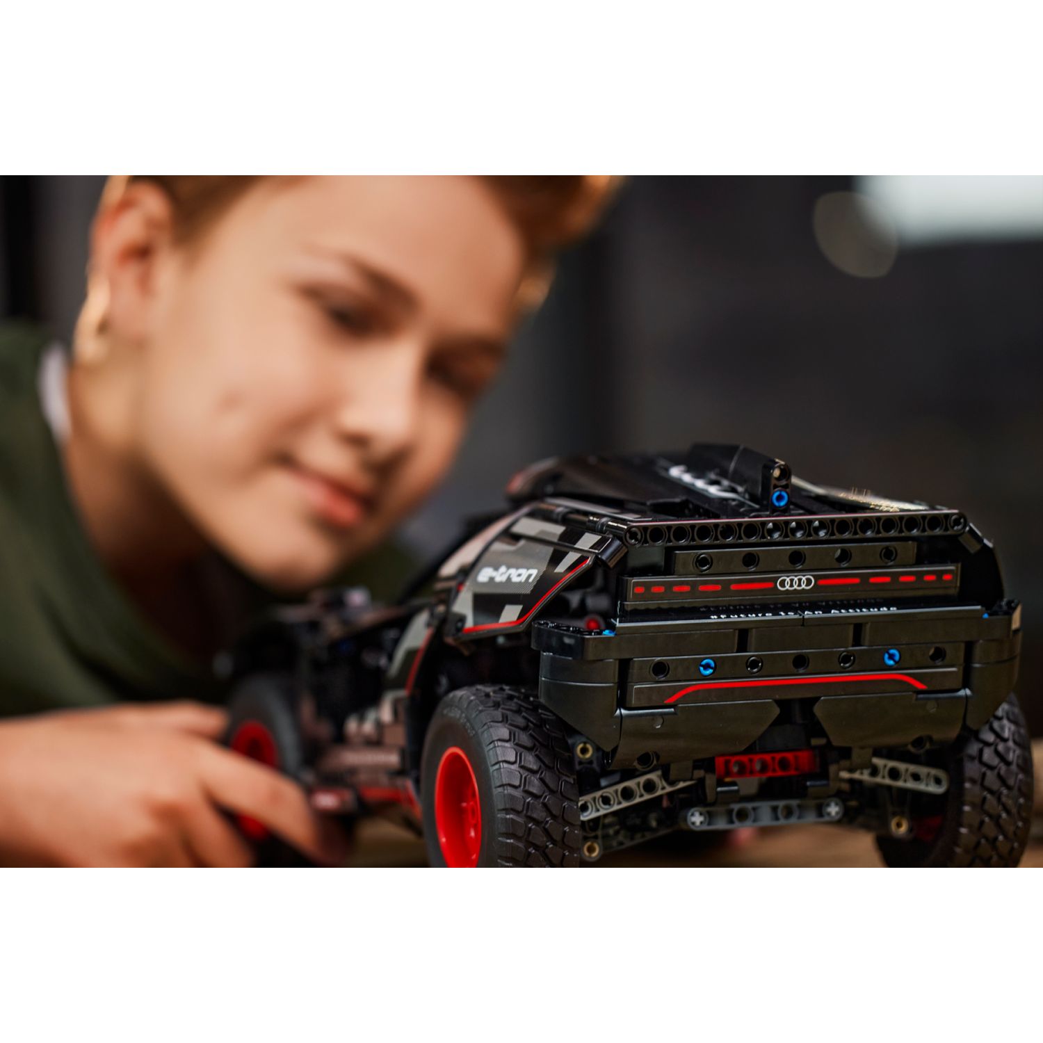 Конструктор LEGO Technic Audi RS Q e-tron 42160 - фото 9