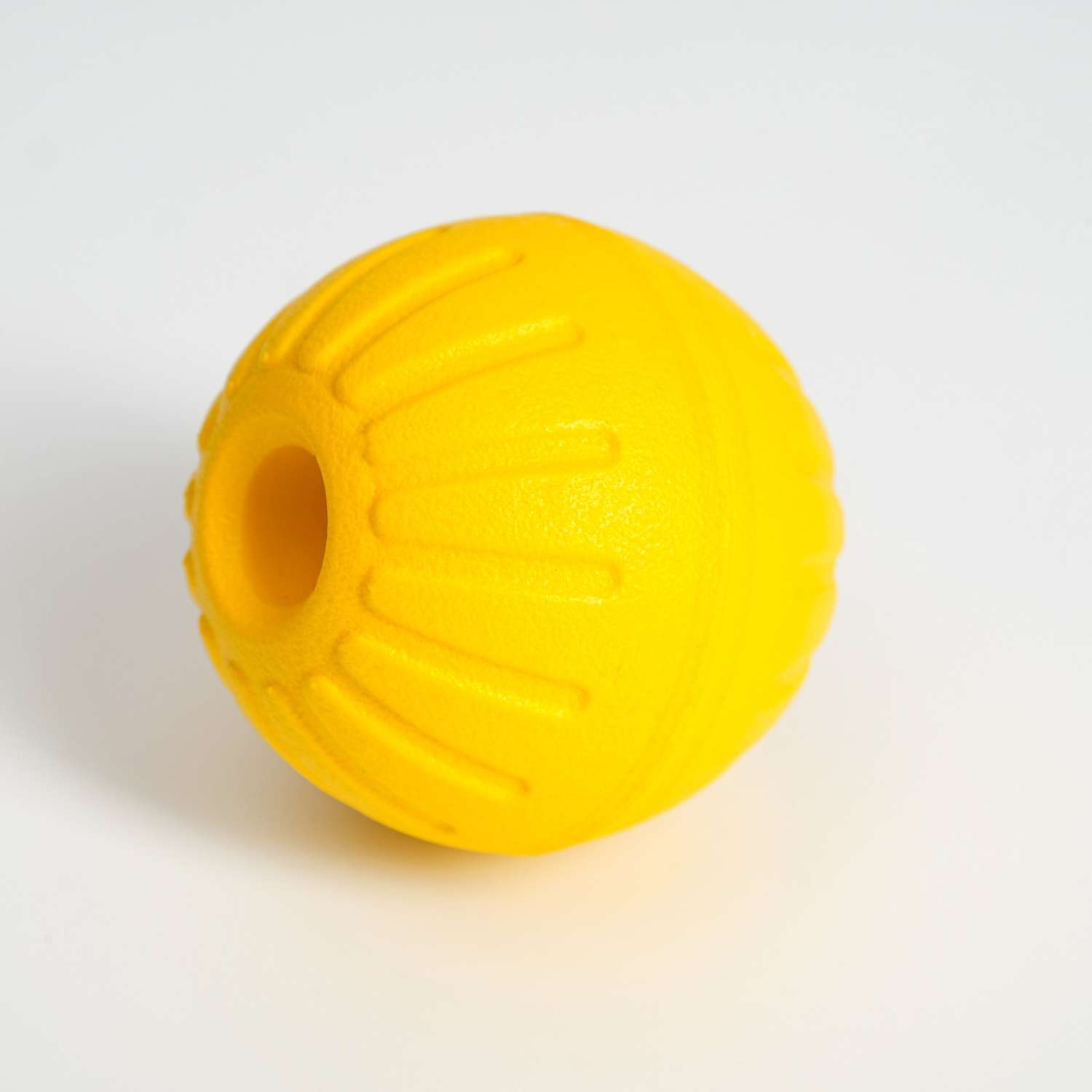 Игрушка для собак Пижон Мяч плавающий для дрессировки 7 см жёлтый - фото 2