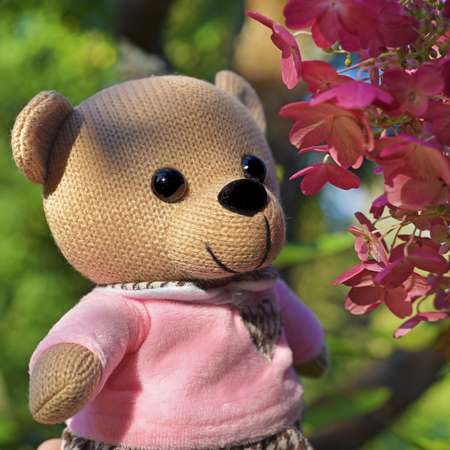 Мягкая игрушка Knitted Abtoys Мишка вязаный девочка в розовом джемпере 22см