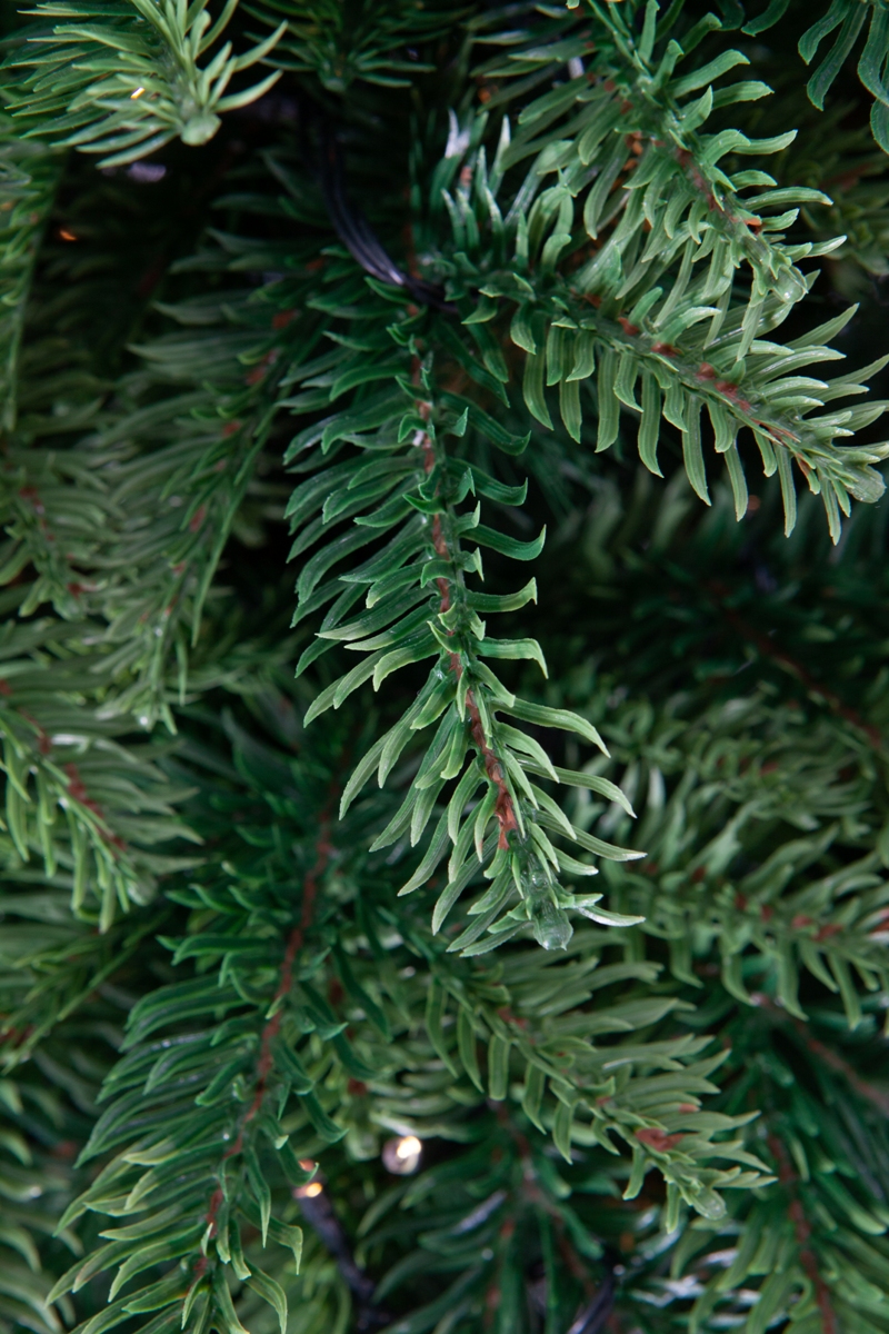 Искусственная елка Crystal Trees Власта зеленая с вплетенной гирляндой 210 см. - фото 9