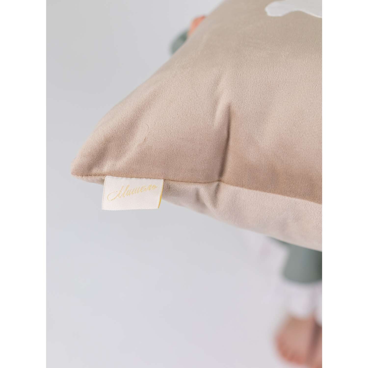 Подушка декоративная детская Мишель Зайка с пушистым хвостом бежевый цвет левая - фото 7