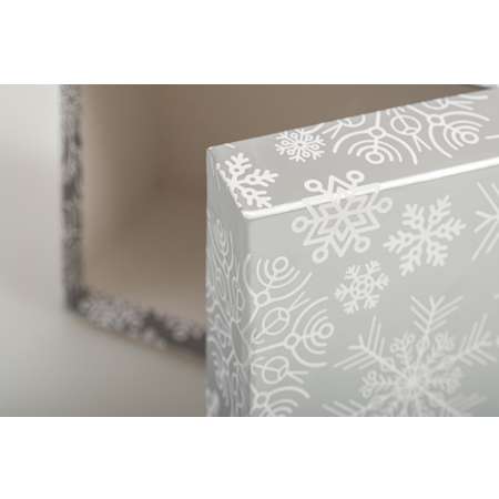 Коробка подарочная Cartonnage крышка-дно Снежинки серебряный белый