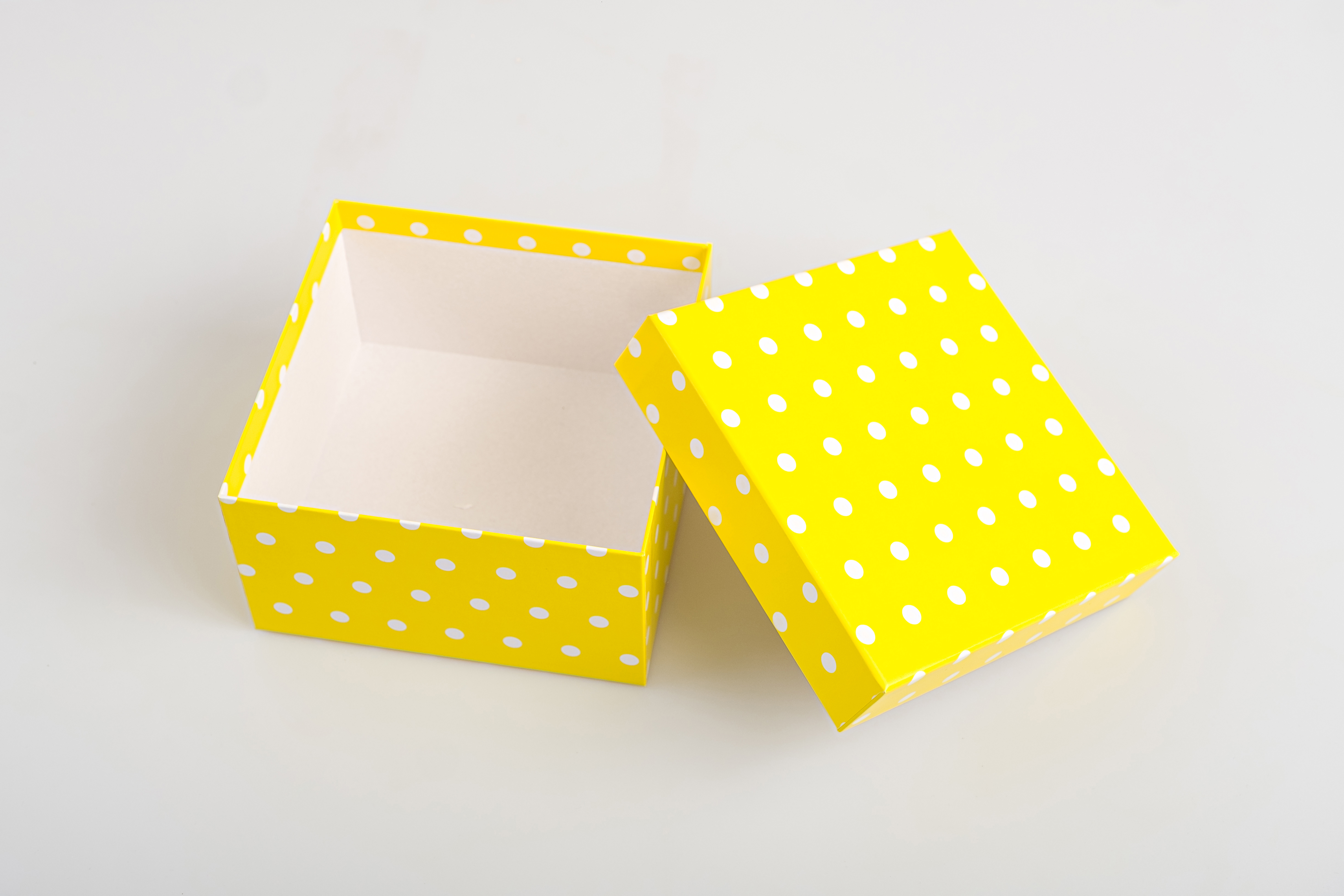 Коробка подарочная Cartonnage Квадратная Веселые горошкижелтый белый - фото 3
