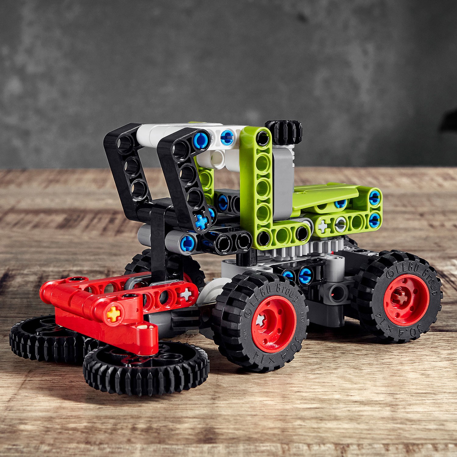 Конструктор LEGO Technic Mini Claas Xerion 42102 - фото 4