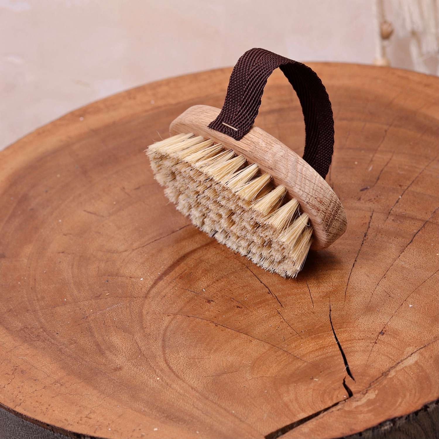 Щетка для тела Grosheff Буковая с ремешком и щетиной кабана для сухого массажа - фото 2
