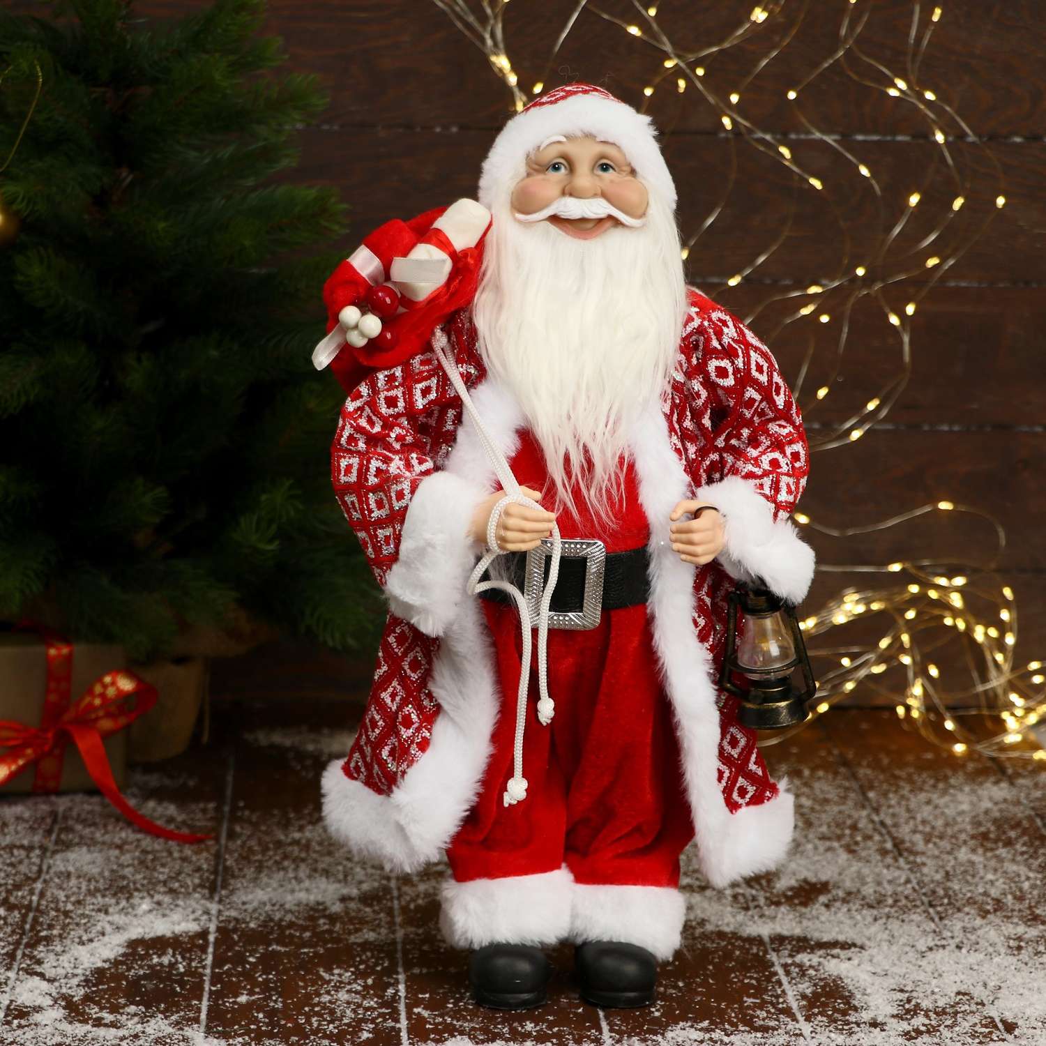 Дед мороз Зимнее волшебство «В колпачке и шубе ромбик с фонариком и подарками» 23х45 см - фото 1