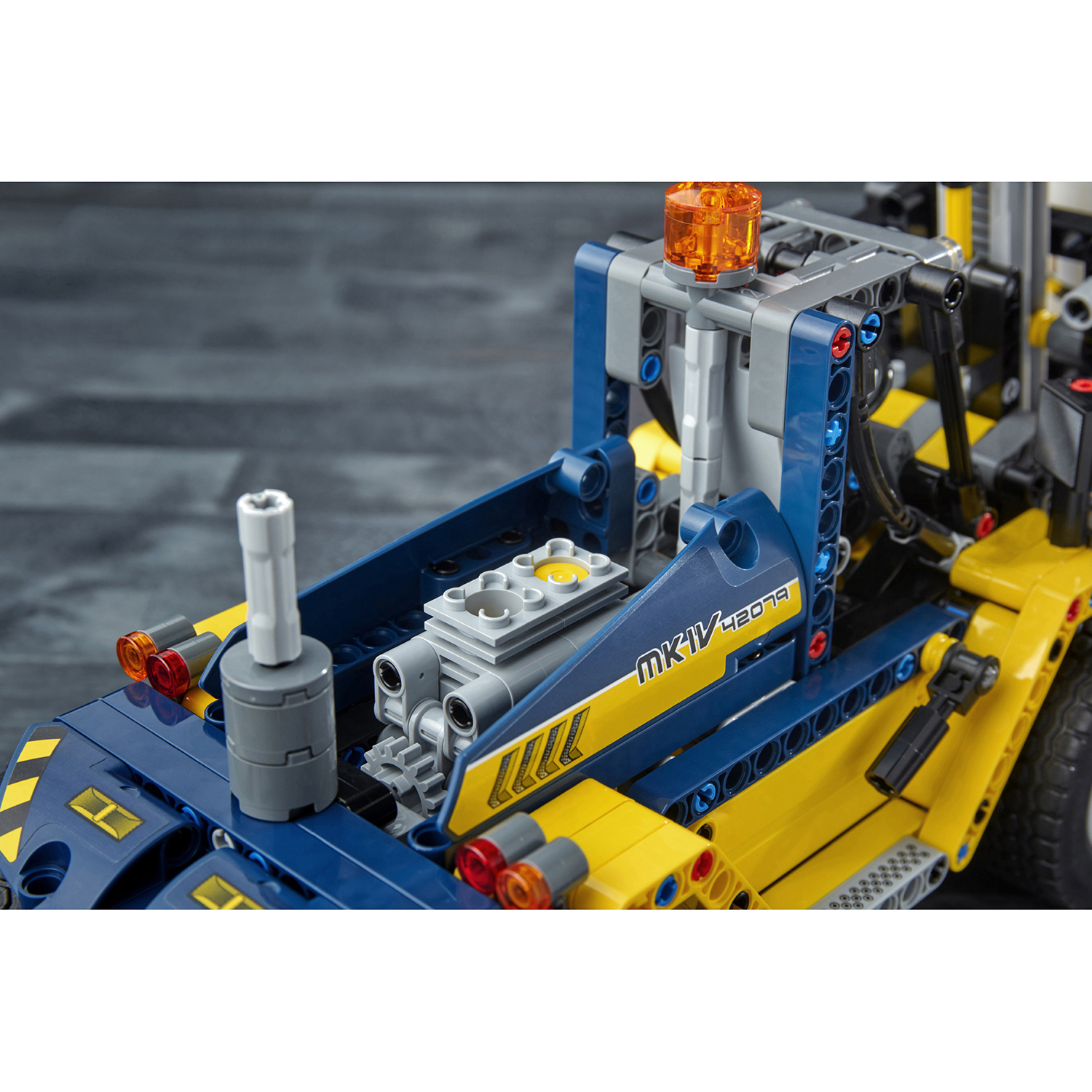 Конструктор LEGO Technic Сверхмощный вилочный погрузчик 42079 - фото 21