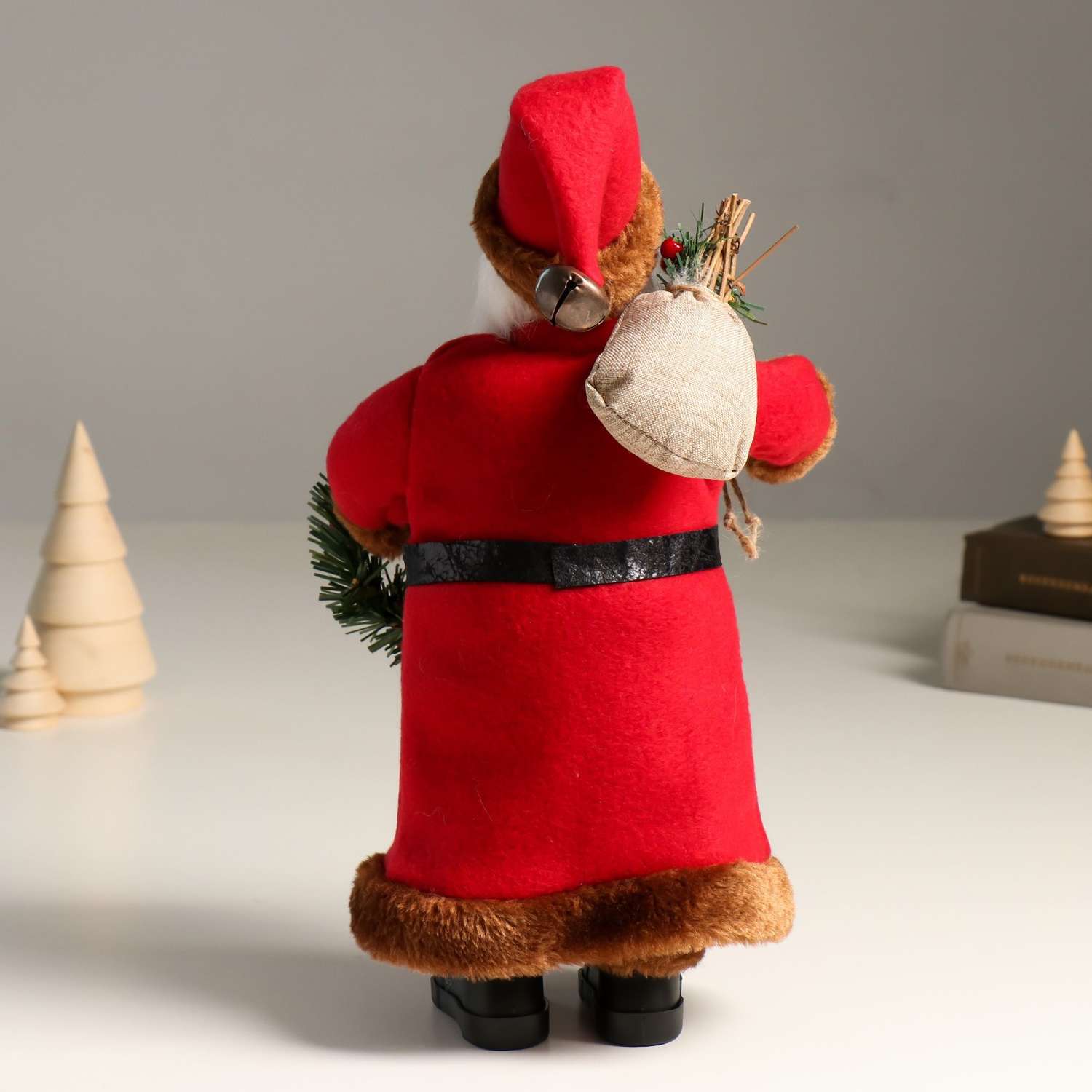 Кукла интерьерная Зимнее волшебство «Дед Мороз с подарками веночком и фонариком» 37 см - фото 3
