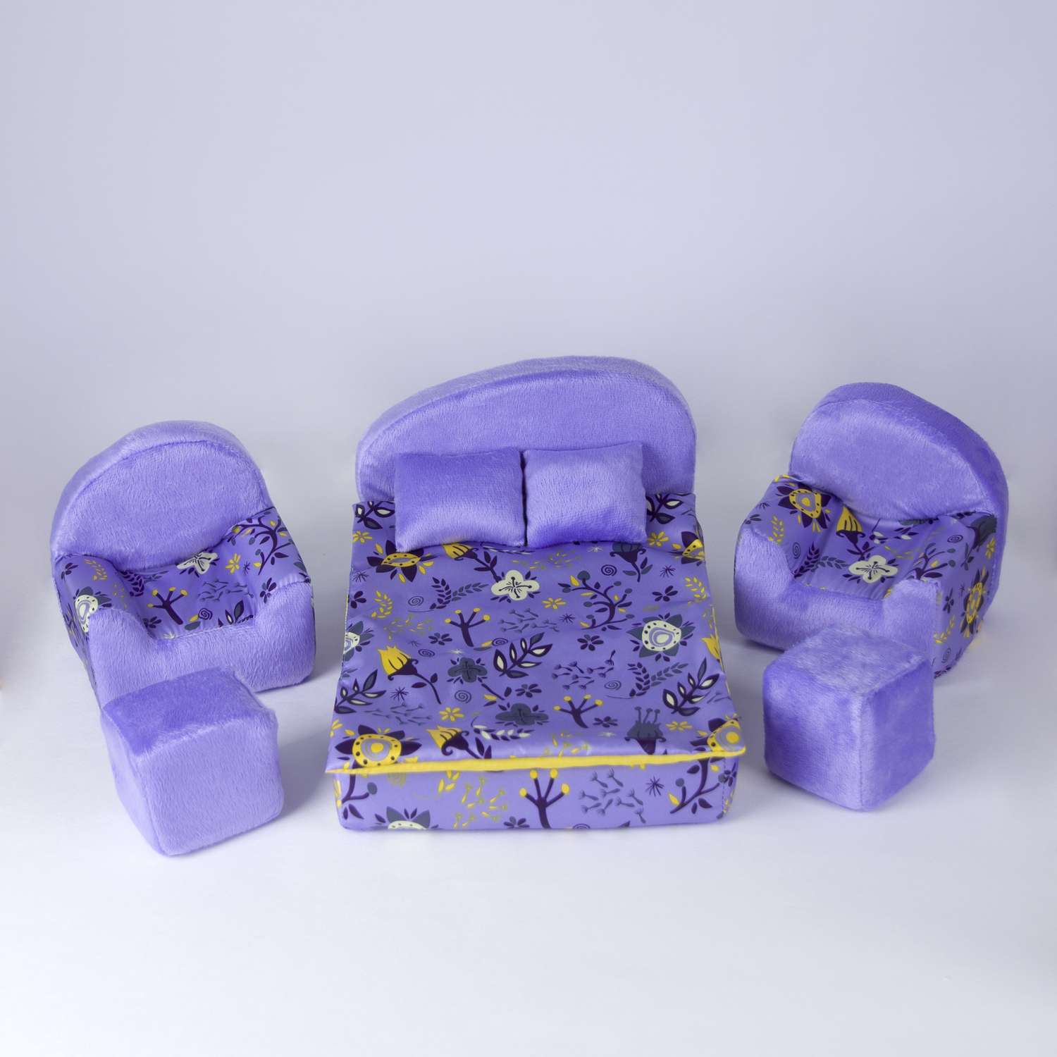 Набор мебели для кукол Belon familia кровать и 2 кресла/ принт конфета с сиреневым плюшем НМ-003/2-28 - фото 1