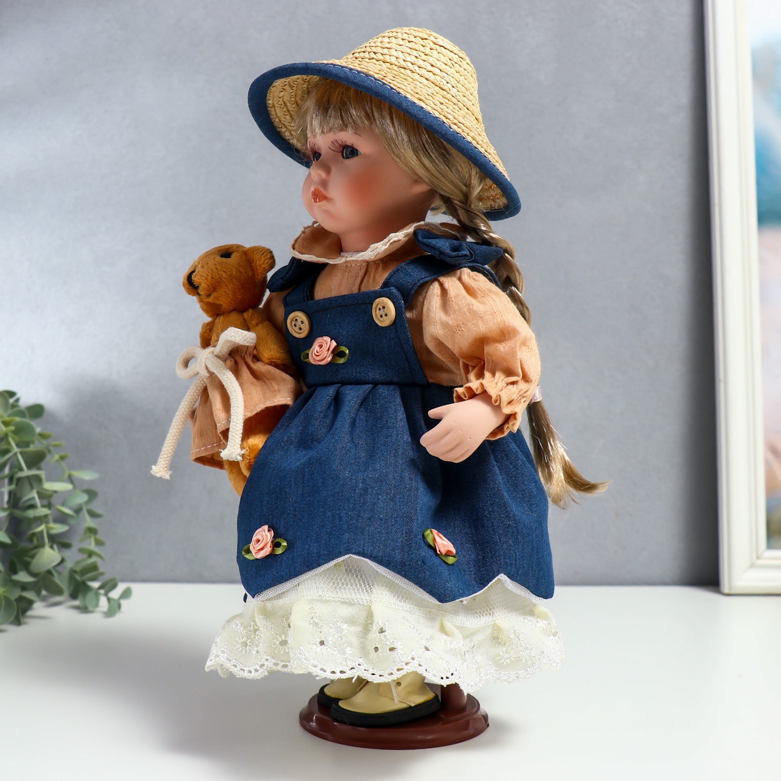 Кукла коллекционная Зимнее волшебство керамика «Сьюзи в джинсовом платье шляпке и с мишкой» 30 см - фото 3