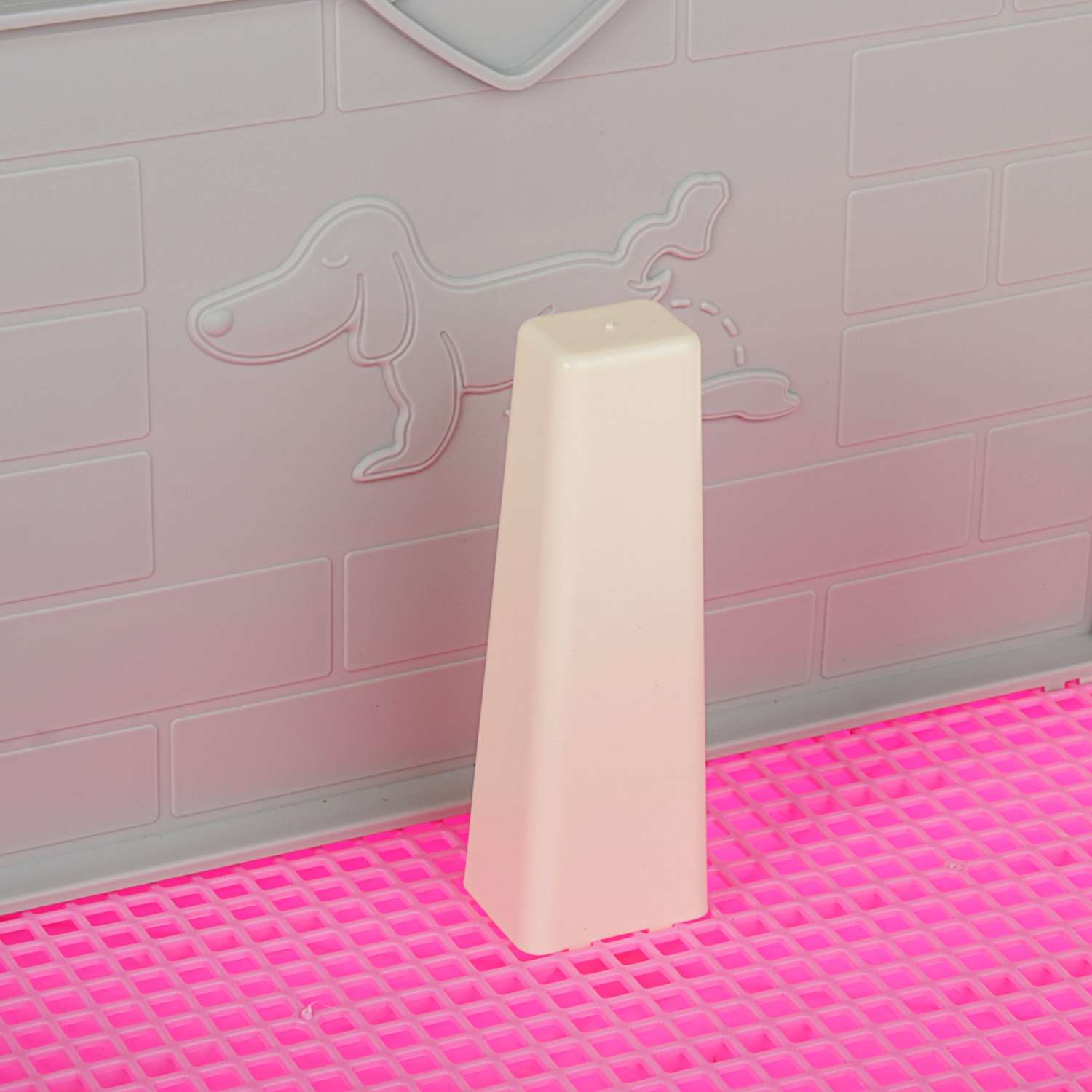 Туалет для собак Пижон со стенкой съёмной решеткой и столбиком розовый - фото 2