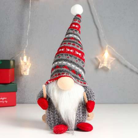 Кукла интерьерная Зимнее волшебство «Дед Мороз с лыжными палками серый колпак с узорами» 27х12х8 см