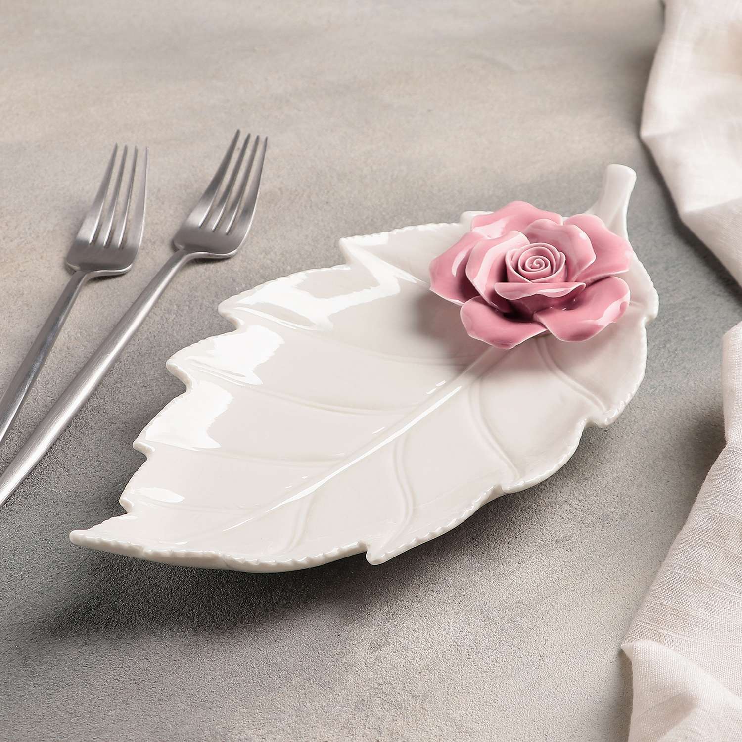 Блюдо Sima-Land сервировочное Лист с розой цвет бело розовый - фото 1