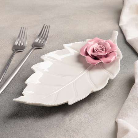 Блюдо сервировочное Sima-Land Лист с розой цвет бело розовый