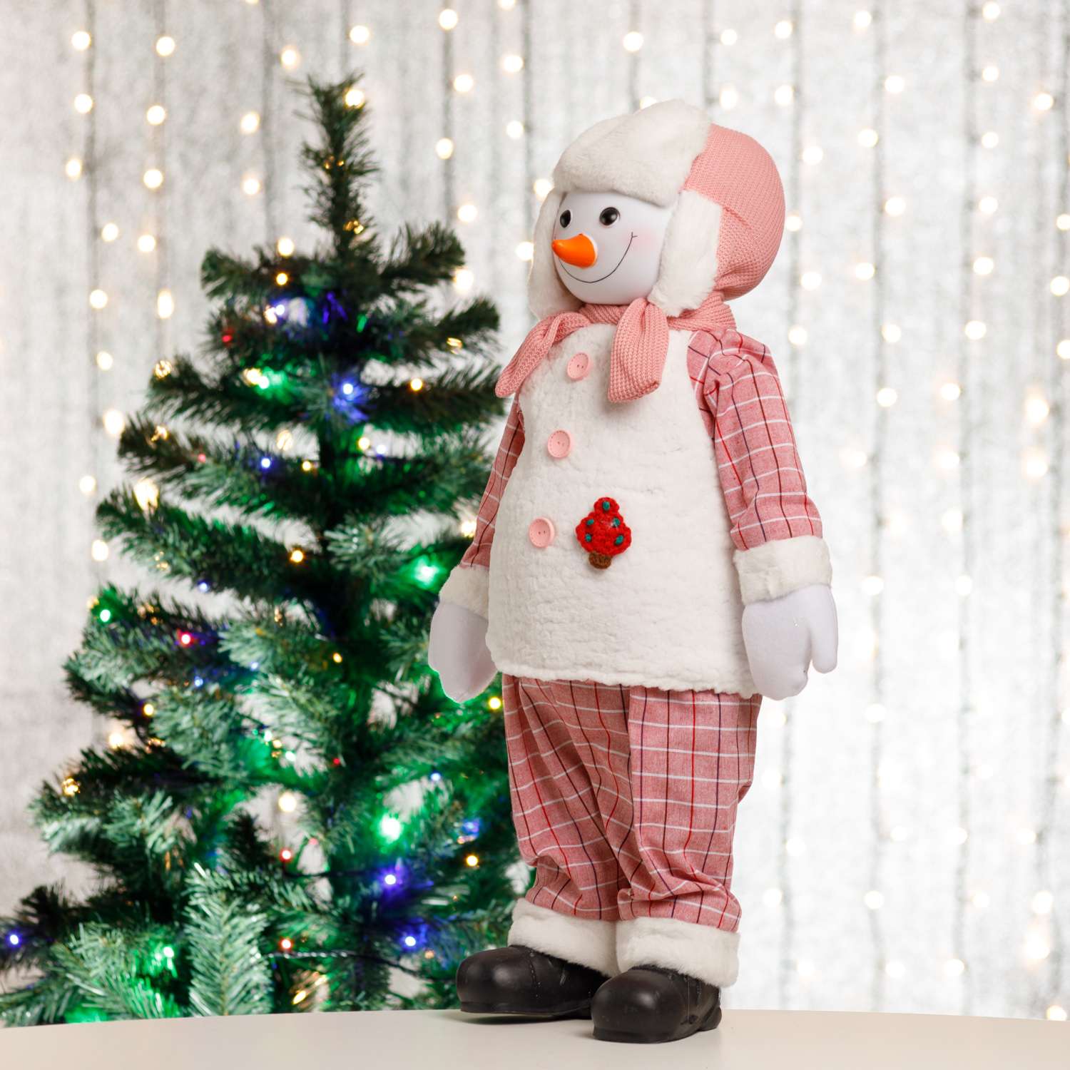 Фигура декоративная BABY STYLE Снеговик в костюме в розовую клеточку 60 см - фото 3