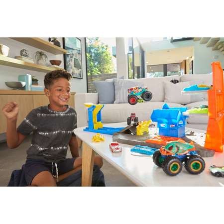 Трек Hot Wheels Взрывная станция с пусковой установкой