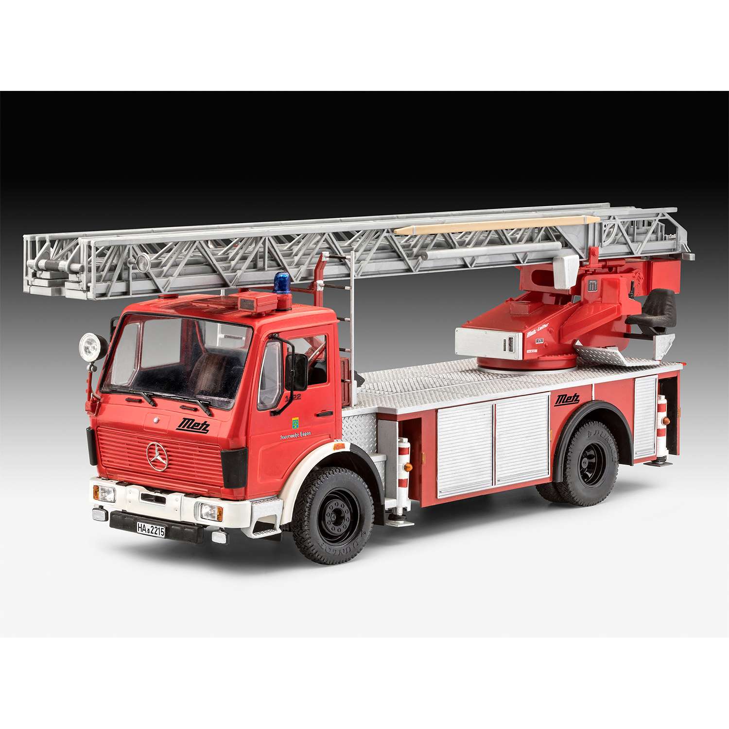 Сборная модель Revell Пожарная машина DLK 23-12 Mercedes-Benz 1419/1422 Limited Edition 07504 - фото 3