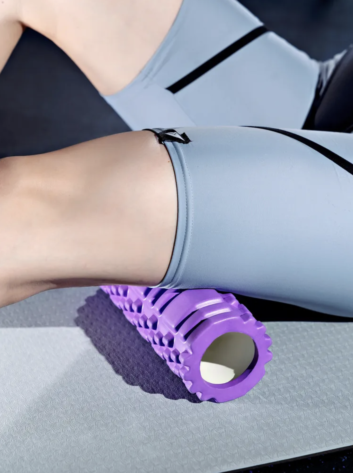 Валик массажный для фитнеса Shark Fit 30 см фиолетовый - фото 4