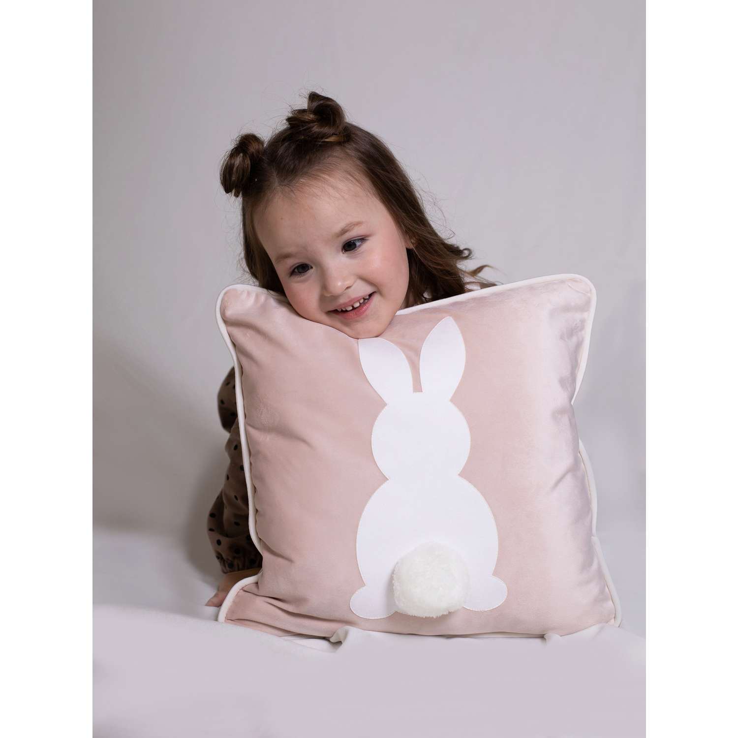 Подушка декоративная детская Мишель Зайка цвет розовая пудра - фото 4