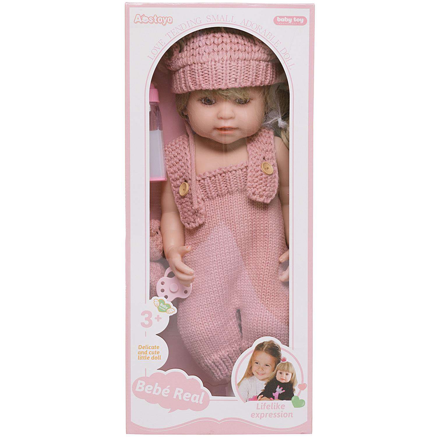 Кукла Junfa В розовом вязанном комбинезоне и шляпке с плюшевым мишкой WJ-35888 - фото 2