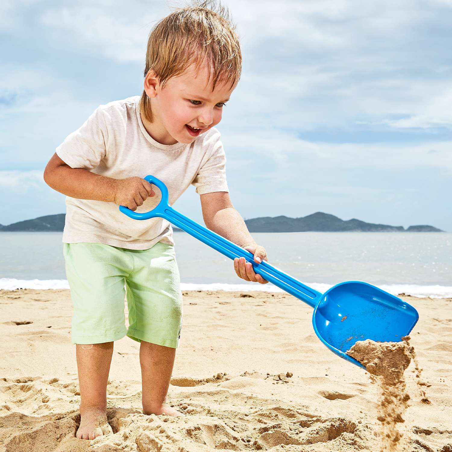 Игрушка для игры на пляже HAPE детская синяя лопата для песка 55 см. - фото 1