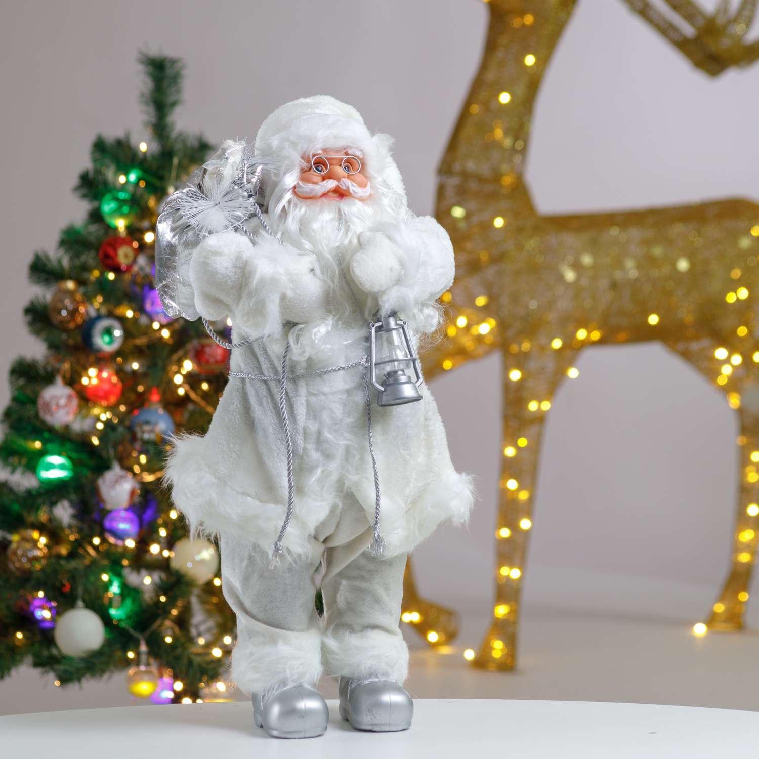 Фигура декоративная BABY STYLE Дед Мороз белый костюм с фонариком и еловой веточкой 60 см - фото 2