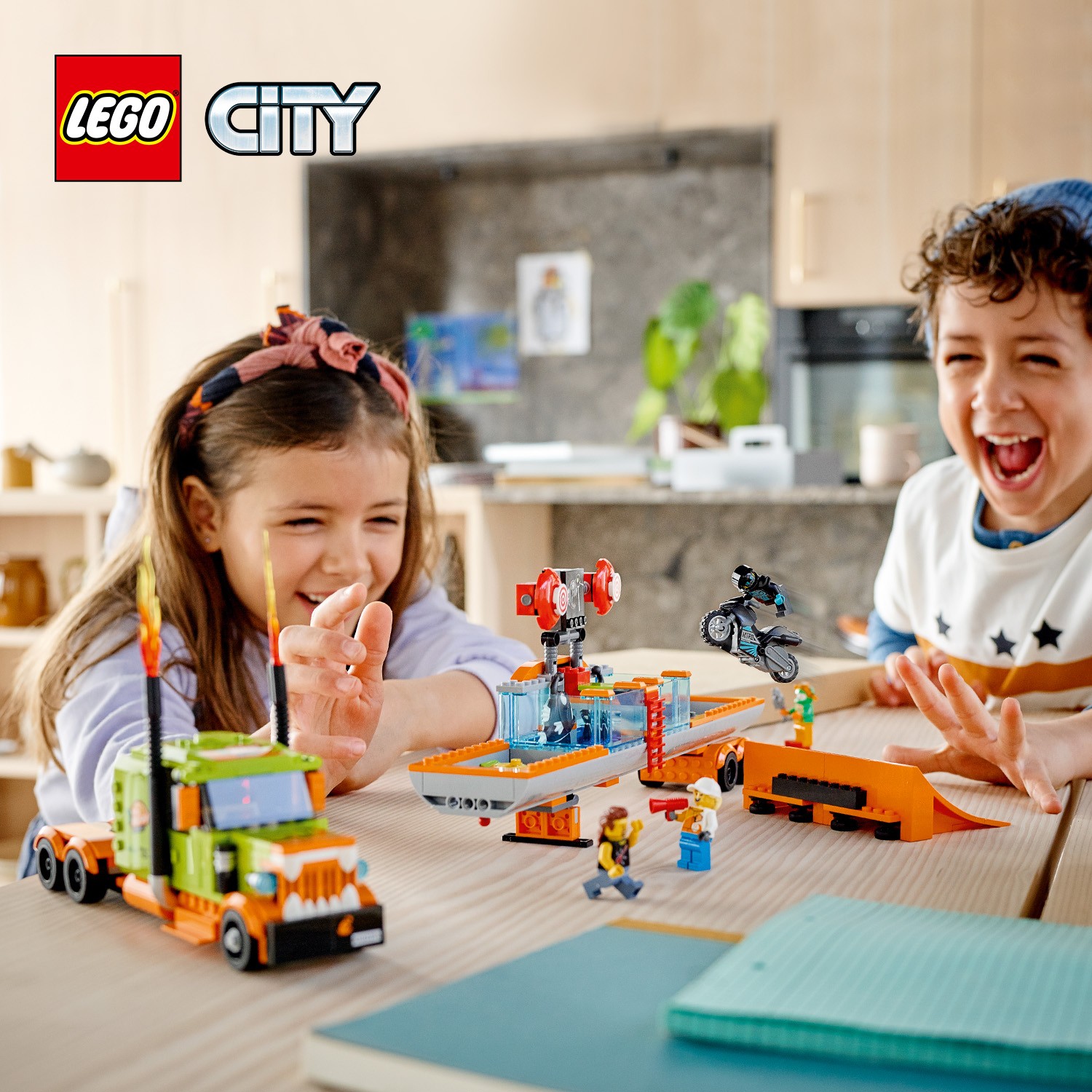 Конструктор LEGO Грузовик для шоу каскадёров 60294 купить по цене 4499 ₽ в  интернет-магазине Детский мир