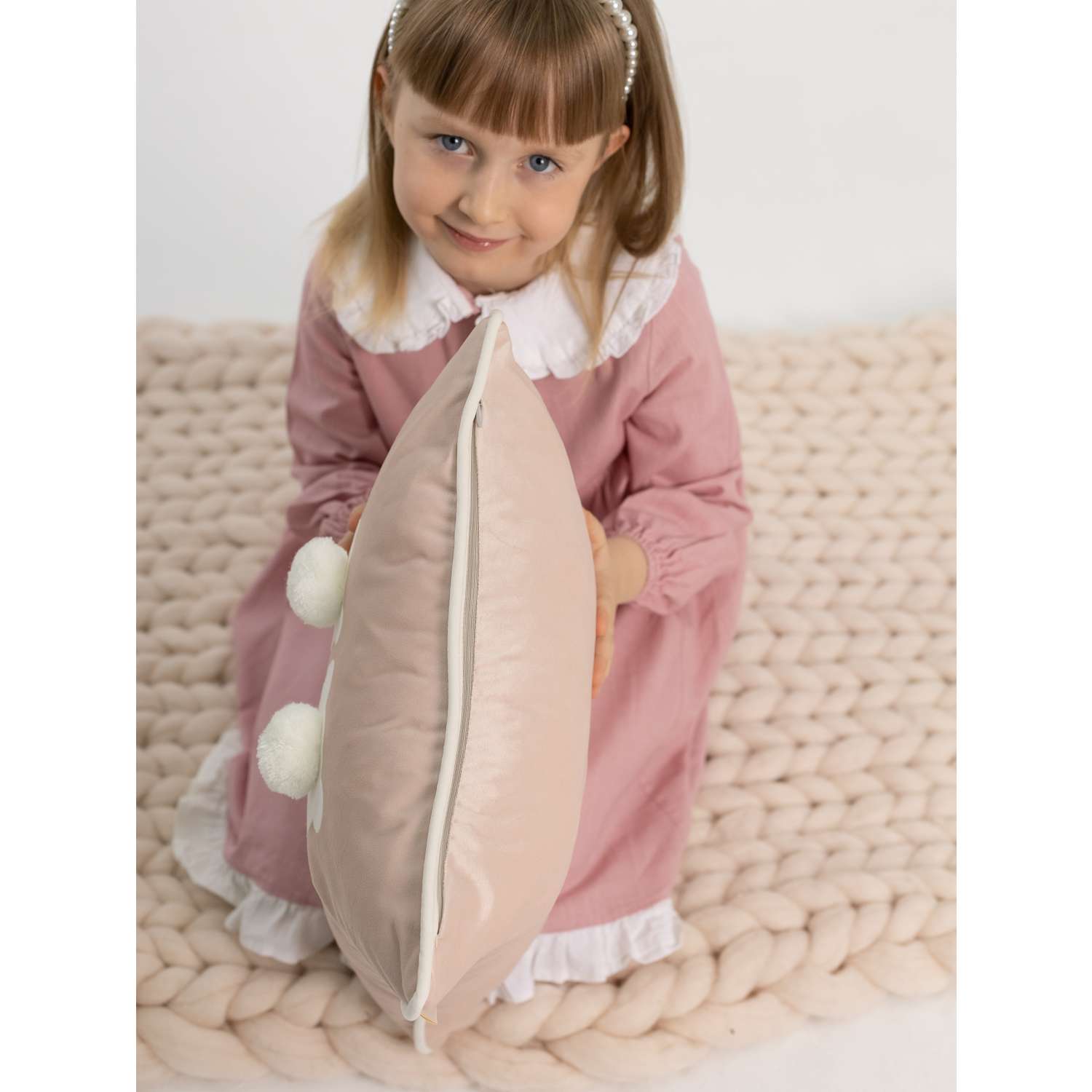 Подушка декоративная детская Мишель Зайки цвет розовая пудра - фото 5