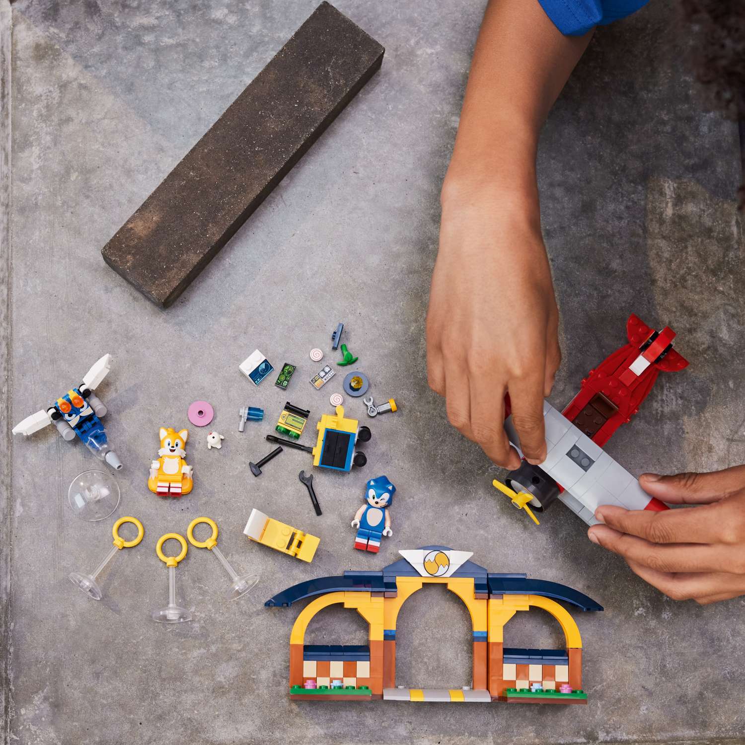 Конструктор LEGO Sonic the Hedgehog  Мастерская Тейлза и самолет Торнадо 76991 - фото 6
