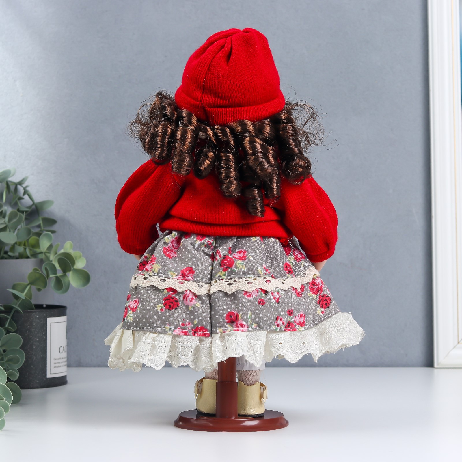 Кукла коллекционная Зимнее волшебство керамика «Лиза в платье с цветами в красном жакете» 30 см - фото 4