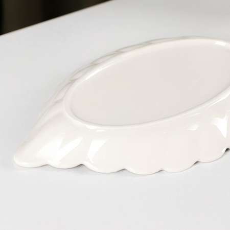 Блюдо Sima-Land керамическое «Лист» 19×11 см цвет белый