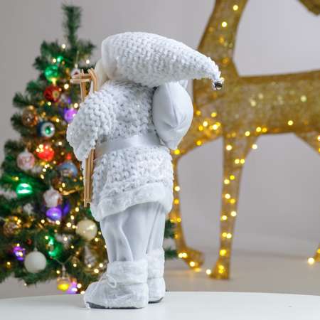 Фигура декоративная BABY STYLE Дед Мороз в белом костюме с лыжами 60 см