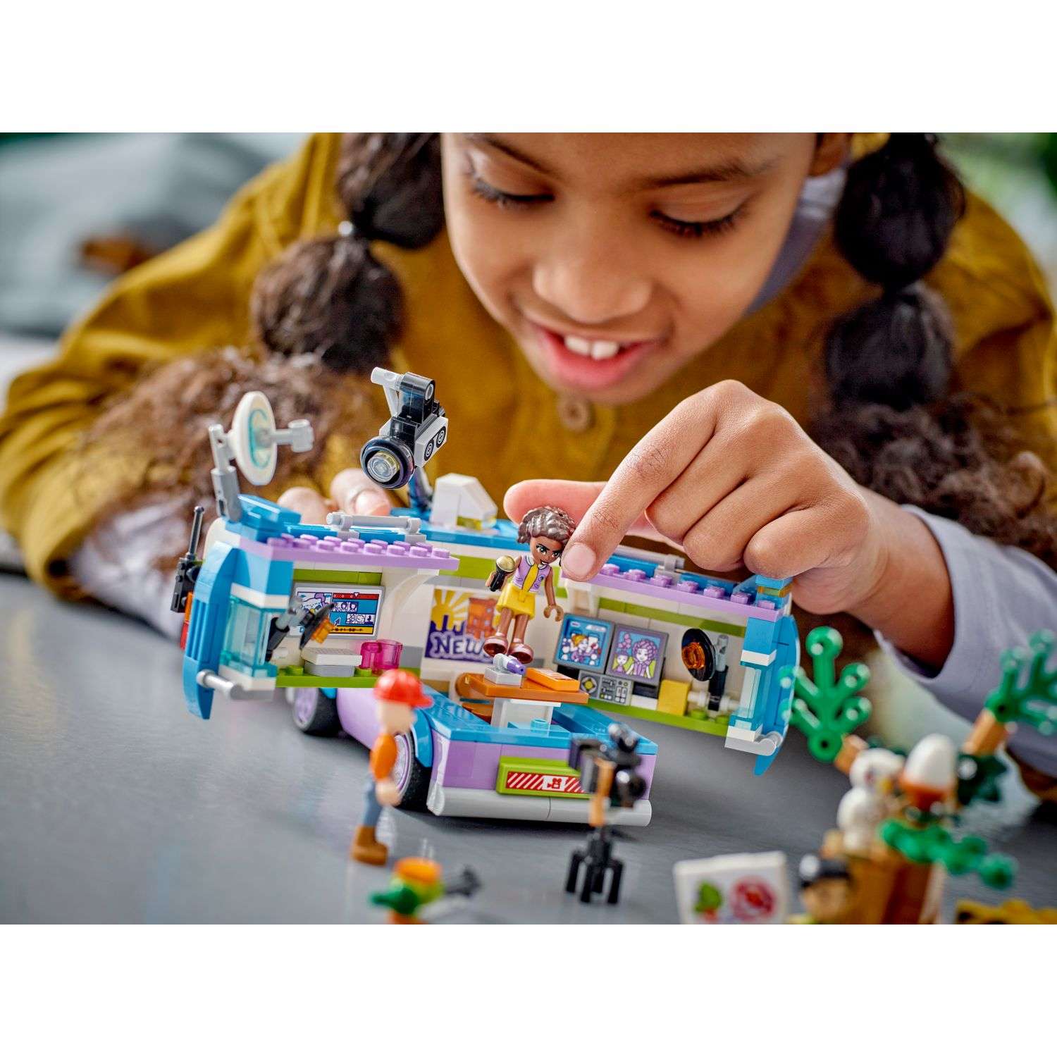 Конструктор LEGO Friends Newsroom Van 41749 - фото 6