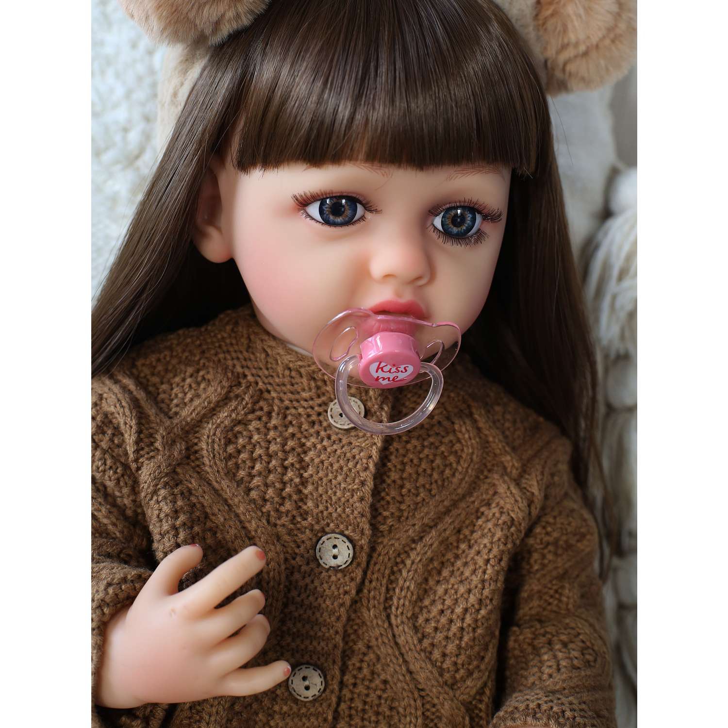 Кукла реборн силиконовая 55 см BellaDolls для девочки КуклаРеборнБрюнКостюм - фото 3