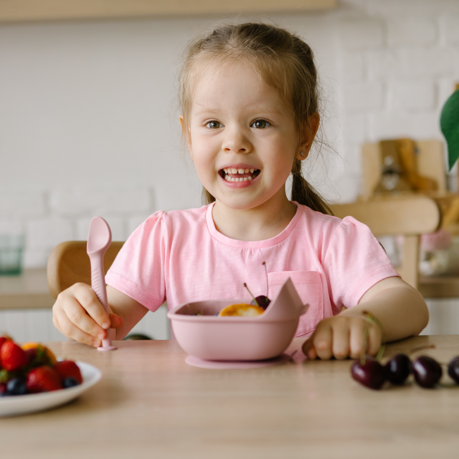 Набор детской посуды iSюминка Силиконовая тарелка на присоске и ложка Пыльная роза - фото 9