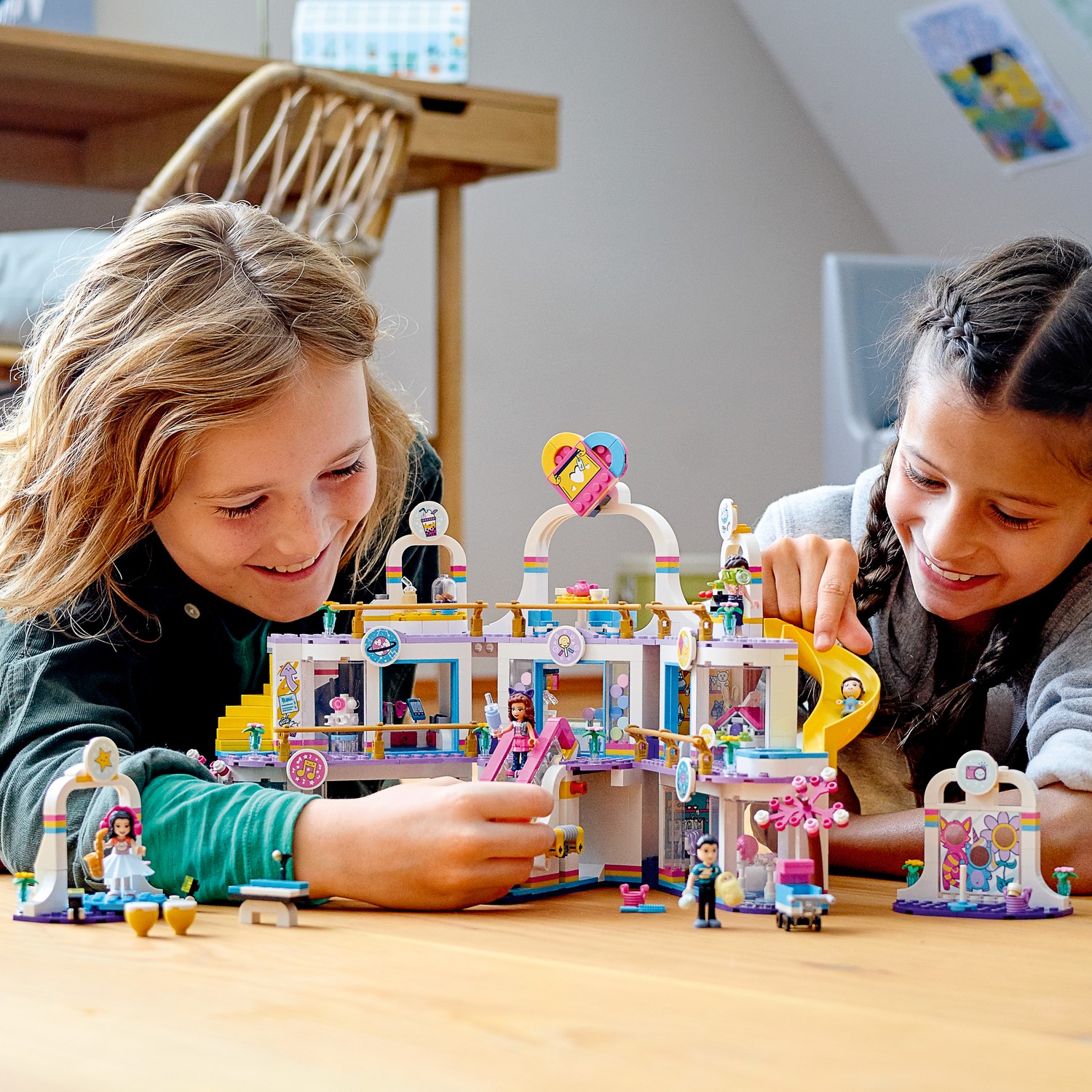 Конструктор LEGO Friends Торговый центр Хартлейк Сити 41450 - фото 10