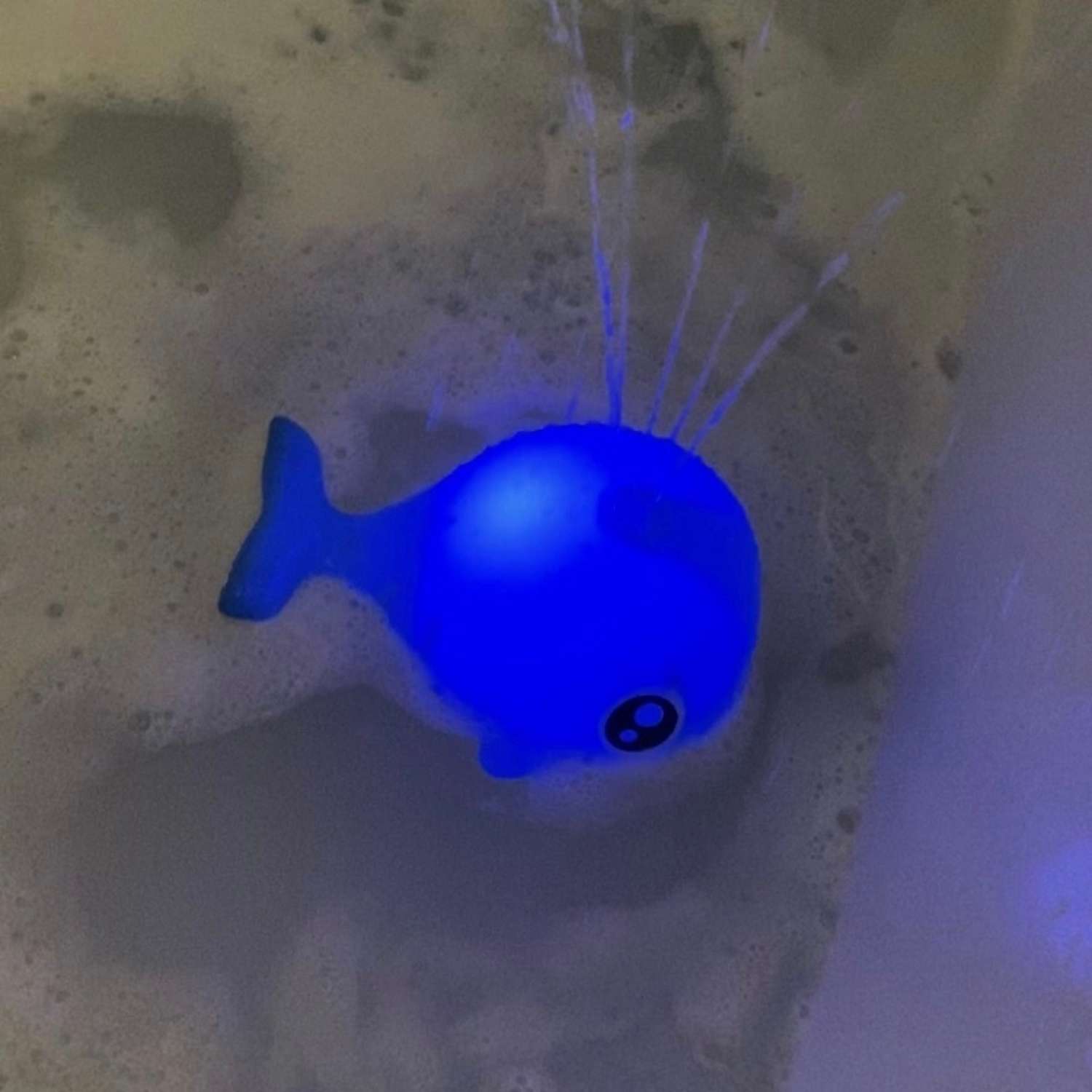 Игрушка для ванной Panawealth International Кит с фонтаном и подсветкой - фото 5