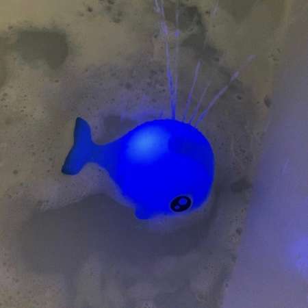 Игрушка для ванной Panawealth International Кит с фонтаном и подсветкой