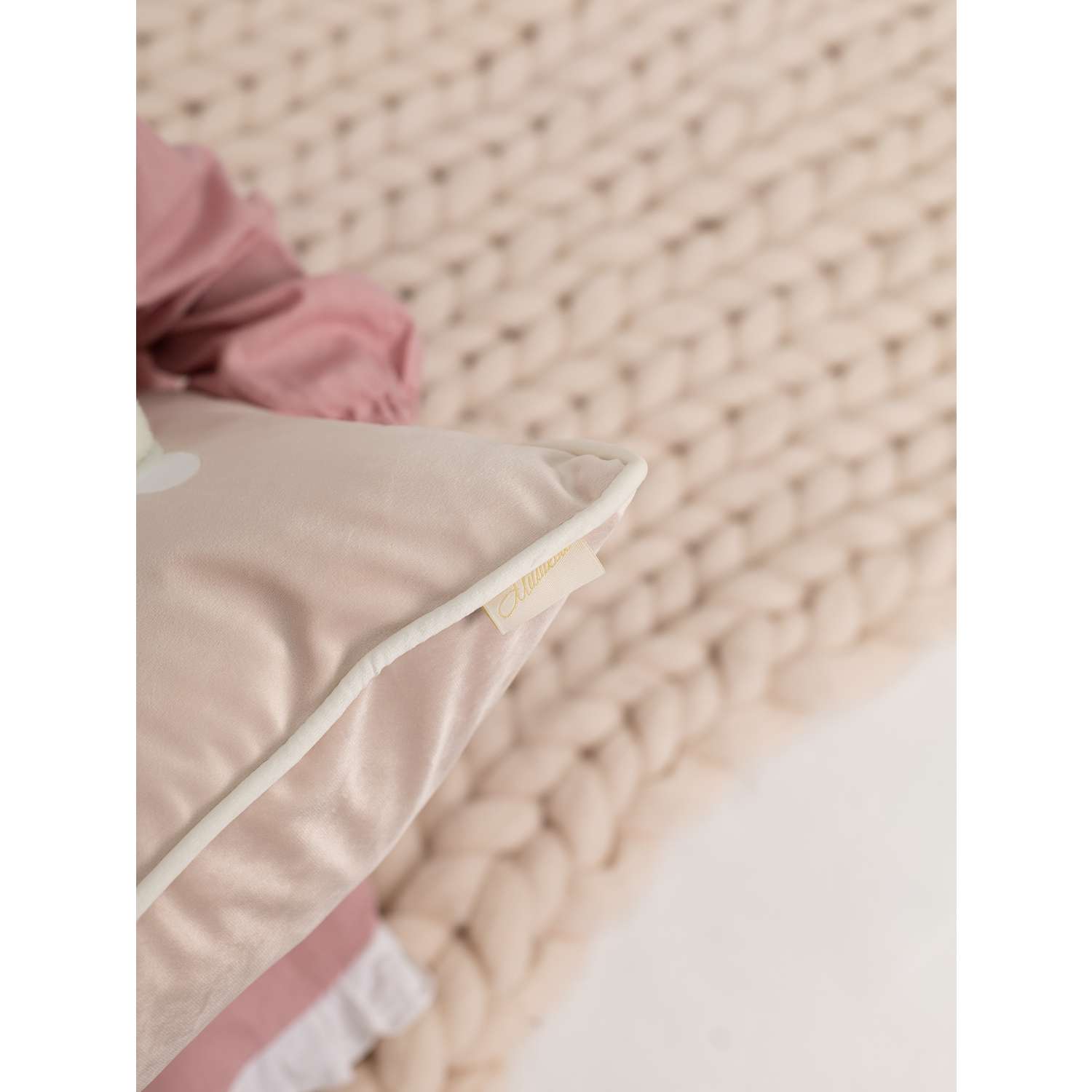 Подушка декоративная детская Мишель Зайки цвет розовая пудра - фото 4