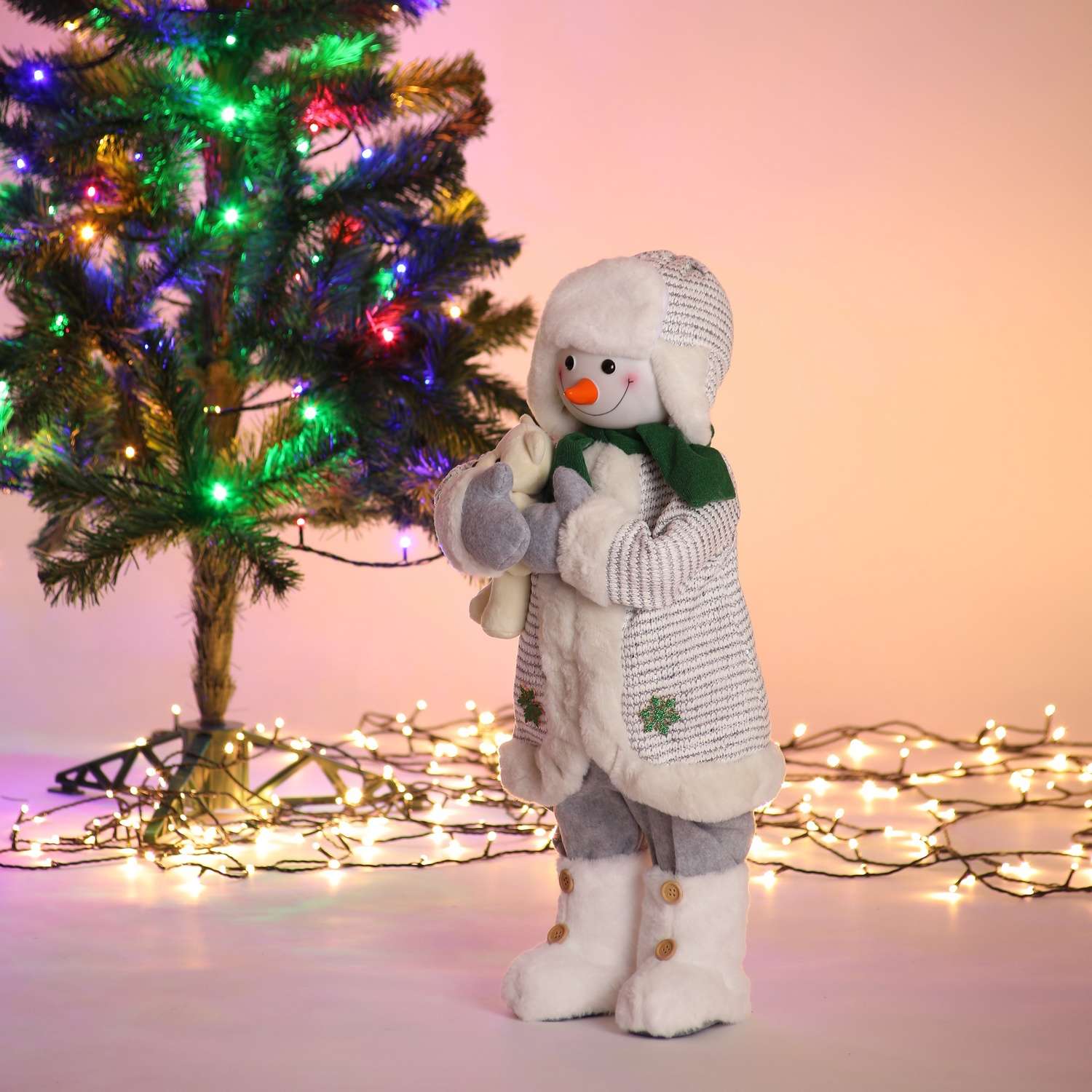 Фигура декоративная BABY STYLE Снеговик белый костюм серые штаны с медвежонком 63 см - фото 4