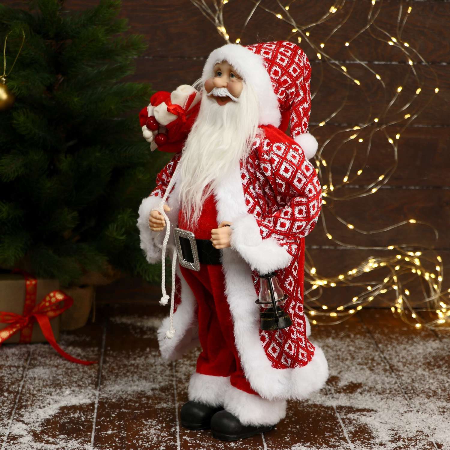 Дед мороз Зимнее волшебство «В колпачке и шубе ромбик с фонариком и подарками» 23х45 см - фото 2
