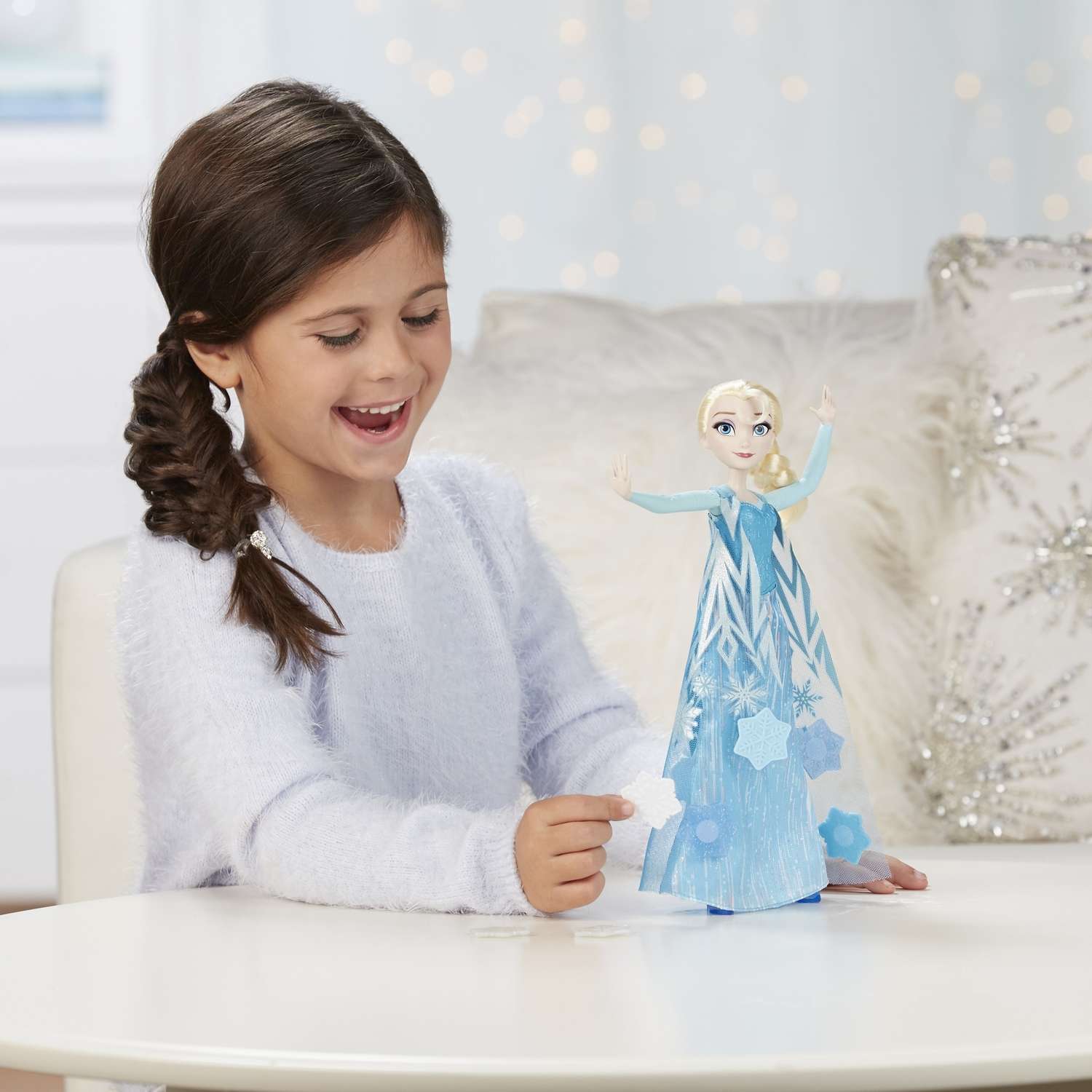 Кукла Princess Эльза запускающая снежинки рукой B9204EU4 - фото 3