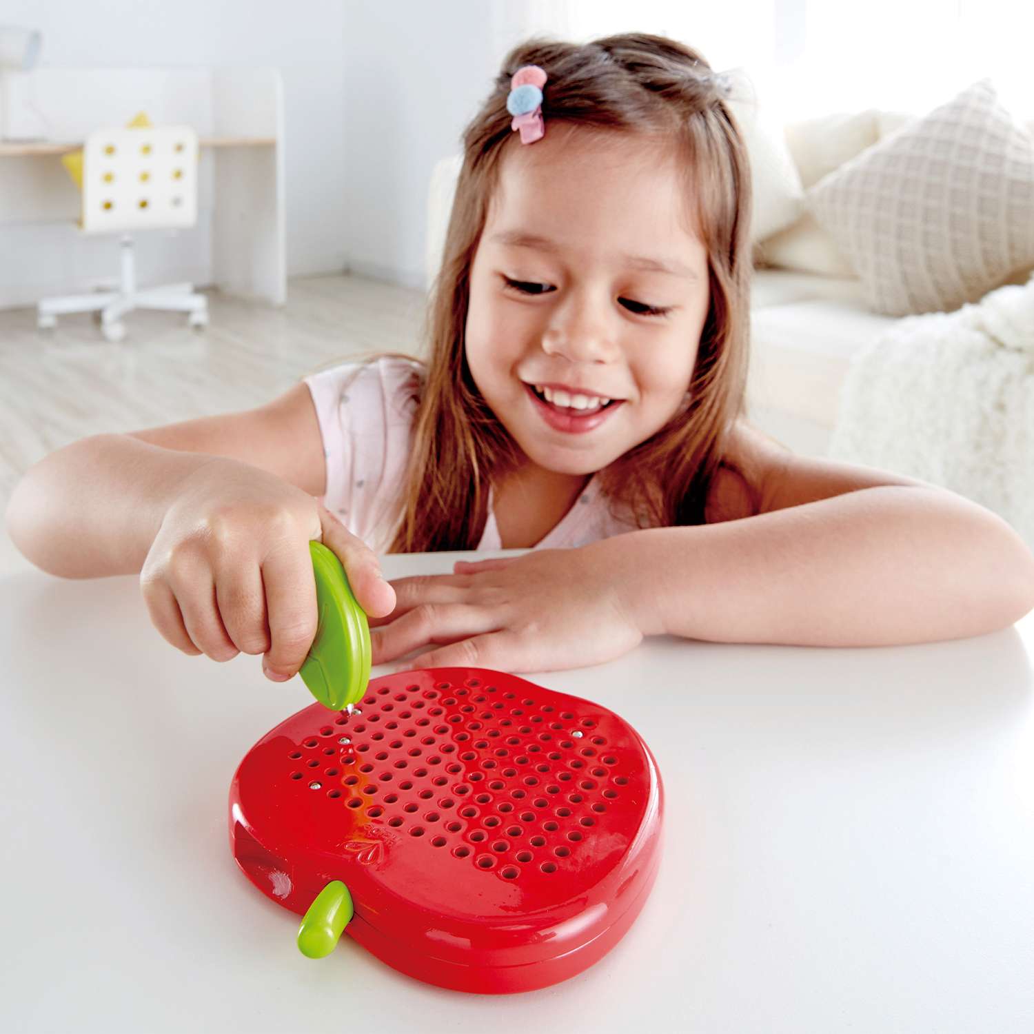 Детская развивающая игрушка HAPE магнитная доска для рисования узоров и фигур красное яблоко E1712_HP - фото 5