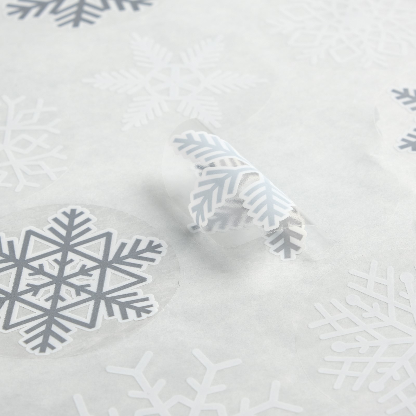 Набор наклеек Sima-Land Новогодних «Снежинки» 25 шт в наборе белые золото серебро 4х4 см - фото 3