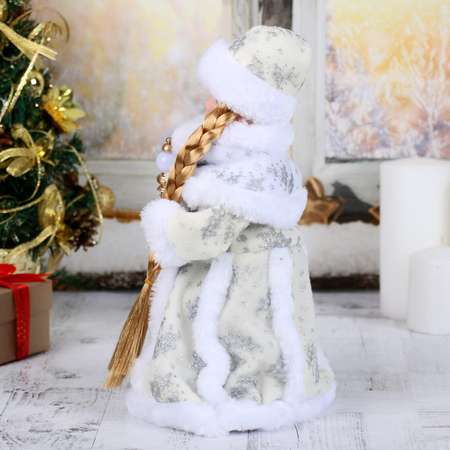 Снегурочка Зимнее волшебство «Белая шубка с посохом и синей пуговкой» двигается 31 см