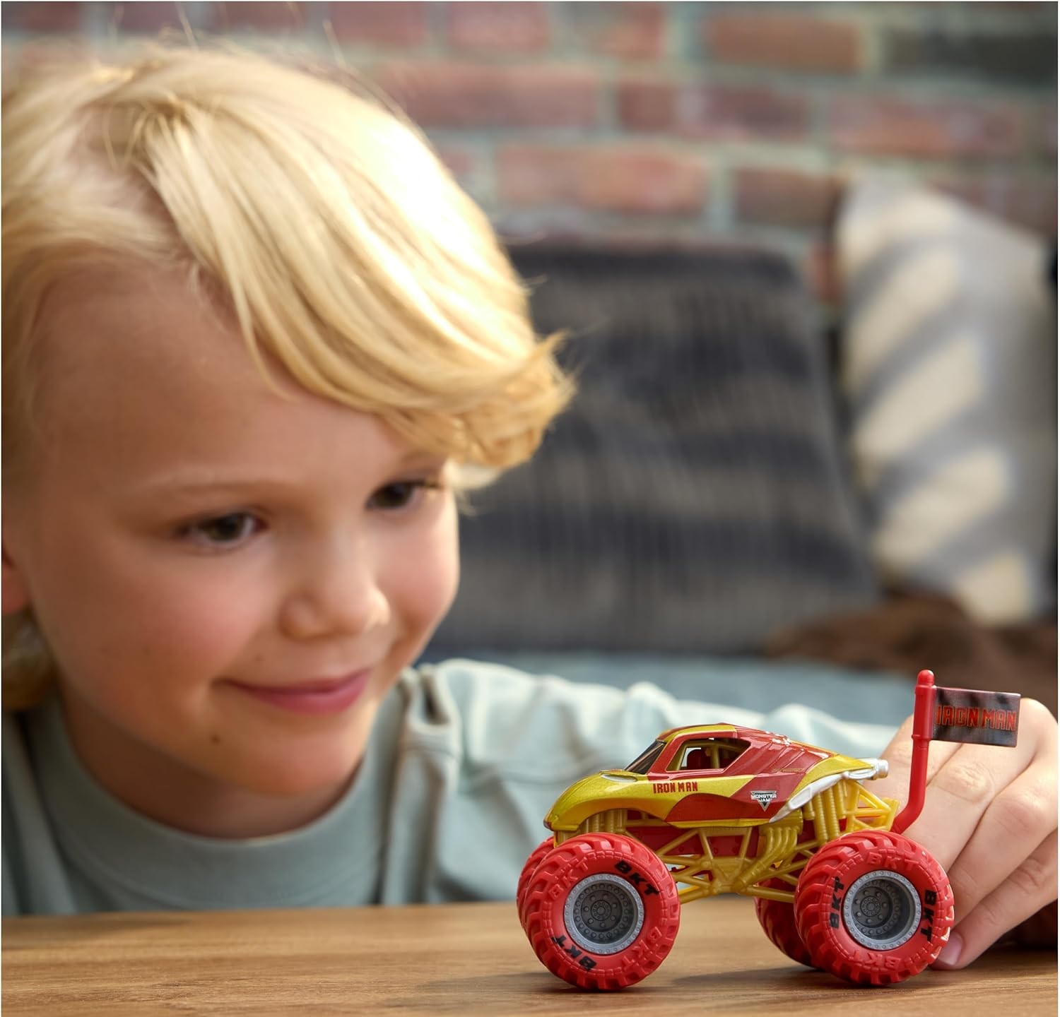 Монстр-трак Monster Jam Marvel Iron Man 1:64 красный 6069960 - фото 5
