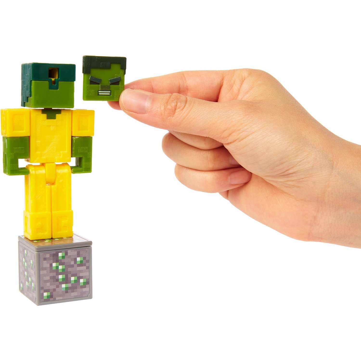 Фигурка Minecraft Зомби в золотой броне с аксессуарами GLC68 - фото 9